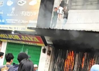 Kebakaran satu unit rumah toko Jalan Sutomo /Pasar Sambu petugas tampak melakukan evakuasi korban, Medan Timur. (Foto Ist)