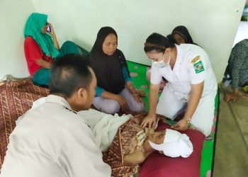 Jenajah Nenek Sariyah di rumah duka