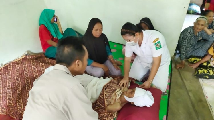 Jenajah Nenek Sariyah di rumah duka