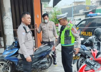 Petugas Polsek Medan mengamankan satu unit sepeda motor yang ditinggalkan pelajar di Jalan Mojopahit ,Medan yang akan melakukan tawuran. (Foto Ist)