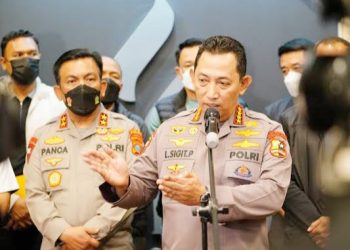 Kapolri Jenderal Listyo Sigit Prabowo didampingi Kapolda Sumut Irjen Pol RZ Panca Putra Simanjuntak saat memberikan keterangan terkait penangkapan Apin BK bos judi online Sumut. (Foto Ist)