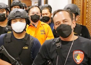 Apin BK Bos Judi Online Sumut Dikawal Ketat Polisi Saat Dibawa ke Rutan Bareskrim Polri. (Foto Ist) 