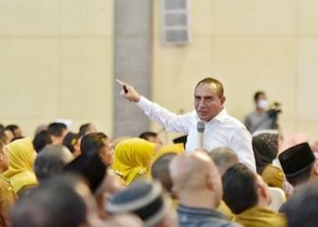Gubsu, Edy Rahmayadi saat memberikan motivasi kepada Kepala Desa, Camat, OPD se-kabupaten Tapsel dan Kota Padangsidimpuan di Gedung Serbaguna Kantor Bupati Tapsel, Sipirok. (Foto Ist)