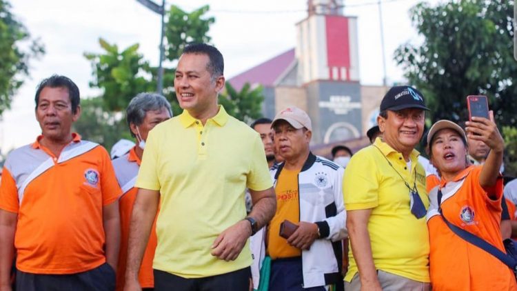 Wagub Sumut) Musa Rajekshah melepas ratusan peserta Jalan Sehat Parheheon HKBP Resort Simpang Marindal Medan. (Foto Ist)