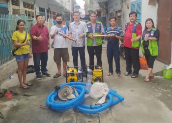 Tim Pendukung Hasyim (TPH) menyerahkan 2 unit mesin pompa air kepada warga Gang Lurah Kelurahan Pandau Hulu 2 Kecamatan Medan Area yang disaksikan Hasyim yang merupakan Ketua DPRD Medan. (Foto Ist)