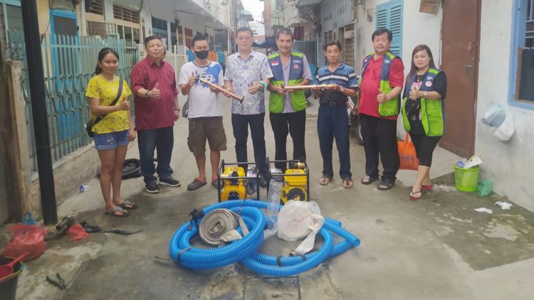 Tim Pendukung Hasyim (TPH) menyerahkan 2 unit mesin pompa air kepada warga Gang Lurah Kelurahan Pandau Hulu 2 Kecamatan Medan Area yang disaksikan Hasyim yang merupakan Ketua DPRD Medan. (Foto Ist)