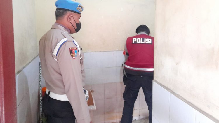 Anggota Sat Samapta Polrestabes Medan test urine secara mendadak. (Foto Ist)