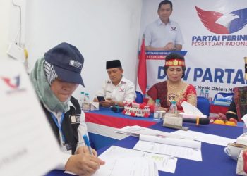 KPU Sumut saat verifikasi faktual berkas Perindo di Kantor DPW Perindo Sumut, Jalan Cut Nyak Dhien, Medan. (Foto Romulo)