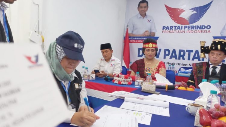 KPU Sumut saat verifikasi faktual berkas Perindo di Kantor DPW Perindo Sumut, Jalan Cut Nyak Dhien, Medan. (Foto Romulo)