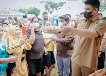 Wali Kota Medan, Bobby Nasution saat membuka pasar murah dalam menyambut Hari Raya Deepavali. (Foto Ist)