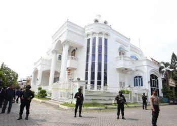 Rumah milik Apin BK bos judi online di Komplek Cemara Asri yang disita Polda Sumut. (Foto Ist)