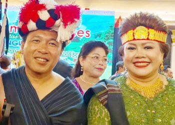 Ir.Edison Sinaga didampingi istri, Reni Boru Siagian yang terpilih sebagai Ketua Umum PPTSB