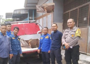 Personil Polsek Medan dan Petugas Damkar Medan saat mengamankan ular cobra. !Foto Ist)
