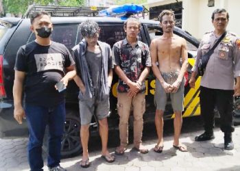 Personil Polsek Medan Baru mengamankan tiga pelaku pembersih kaca mobil di jalanan yang membuat resah pengguna jalan di Jalan Abdullah Lubis simpang Jalan Pattimura, Medan. (Foto Ist)