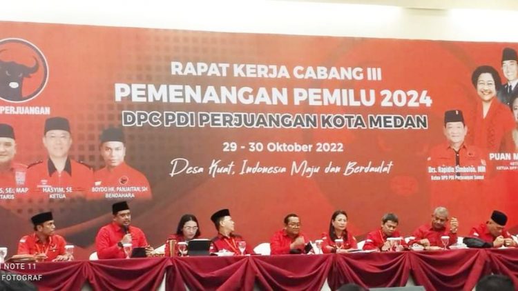 Ketua DPC PDI Perjuangan Kota Medan Hasyim, SE saat memberikan sambutan Rakercab III DPC PDI Perjuangan Medan. (Foto Ist)