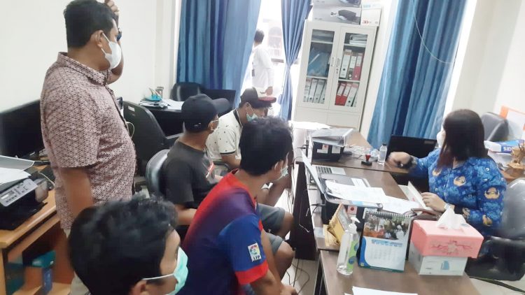 Penyidikan Satres Narkoba Polres Siantar saat menyerahkan ke empat pengunjung warnet ART Comunity ke Kantor BNNK Siantar. 