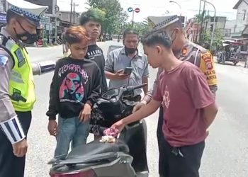 Kasat Lantas AKP Hotlan Wanto Siahaan SH saat mengamankan Ketiga pemuda bawa narkoba