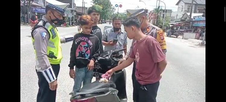 Kasat Lantas AKP Hotlan Wanto Siahaan SH saat mengamankan Ketiga pemuda bawa narkoba