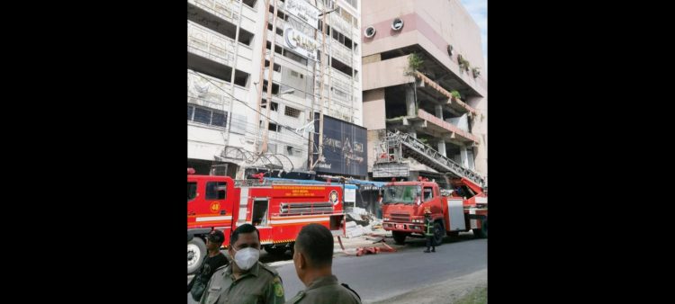 Gedung Perisai Plaza Medan Yang Terbakar. (Foto Ist)