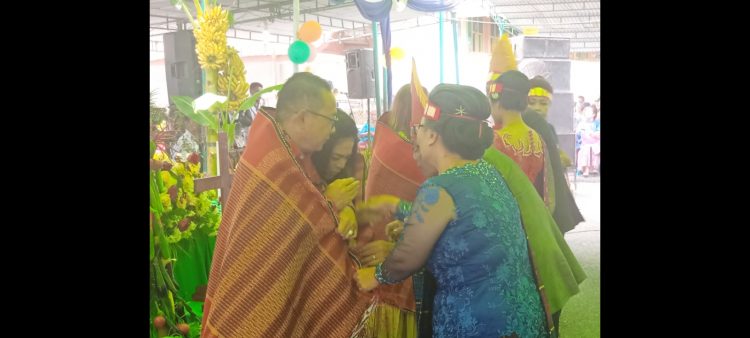 Astronout Nainggolan didampingi isteri dan Wakil Ketua DPRD Siantar Mangatas Silalahi diwakili istrinya Ny. Dian menerima cenderamata berupa ulos dari Pendeta Resort Gereja HKBP Pematang Siantar Pdt. Hotman Panjaitan didampingi Panitia