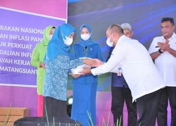 Plt Ketua TP-PKK Kota Tanjungbalai Ny Hj Fatiah Haitami Waris menerima pembagian bibit urban farming yang diserahkan langsung Kepala KPw BI Pematang Siantar, Teuku Munandar