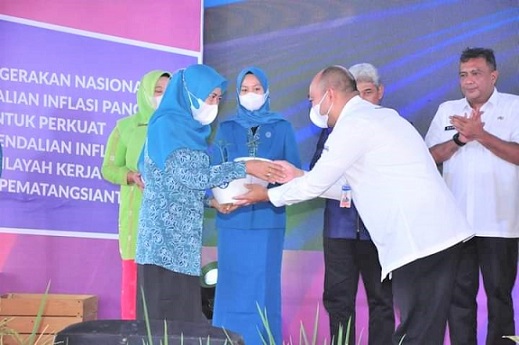 Plt Ketua TP-PKK Kota Tanjungbalai Ny Hj Fatiah Haitami Waris menerima pembagian bibit urban farming yang diserahkan langsung Kepala KPw BI Pematang Siantar, Teuku Munandar