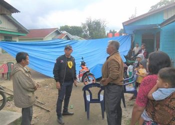 Jonius Taripar Parsaoran Hutabarat /JTP melihat langsung serta serahkan bantuan kepada masyarakat korban gempa Taput di Desa Huta Tinggi, Kecamatan Parmonangan, Tarutung. (Foto Ist)