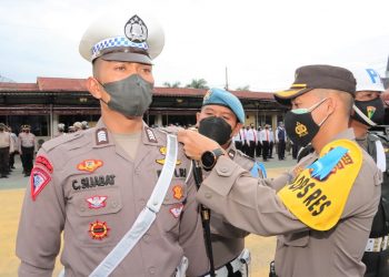 Kapolres Siantar AKBP Fernando SH, SIK saat memasang Pita Tanda Operasi Zebra Toba 2022 Kepada Perwakilan Polri
