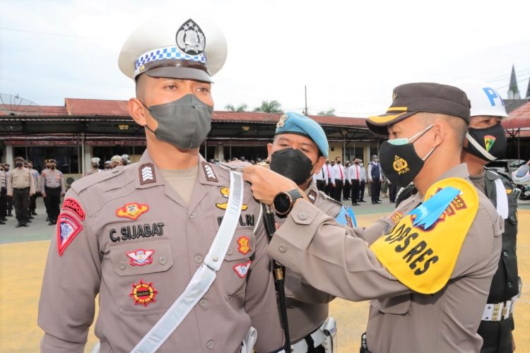 Kapolres Siantar AKBP Fernando SH, SIK saat memasang Pita Tanda Operasi Zebra Toba 2022 Kepada Perwakilan Polri
