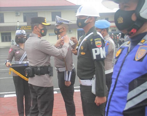 Kapolretabes Medan, Kombes Pol Valentino Alfa Tatareda saat apel gelar pasukan Operasi Kewilayahan Zebra Toba 2022 di Mapolrestabes, Jalan HM Said Medan. (Foto Ist)