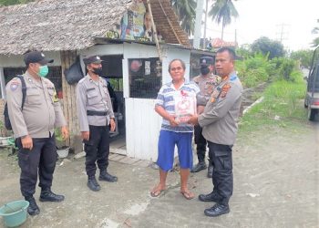 Kapolsek Datuk Bandar AKP Rekman Sinaga beserta Personilnya melaksanakan pemberian bantuan sosial (Bansos) kepada masyarakat kurang mampu atau terdampak kenaikkan harga BBM