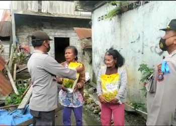 Kapolsek Saribudolok Salurkan Salurkan Sembako Kepada Warga Terdampak Kenaikkan Harga BBM 