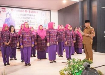 Wali Kota Tanjungbalai H Waris Tholib melantik pengurus Gabungan Organisasi Wanita (GOW) Kota Tanjungbalai Masa Bhakti 2021-2026
