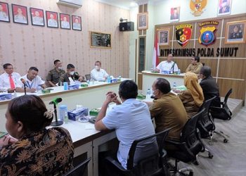 Rakor dalam rangka antisipasi naiknya harga bahan pokok penting (Bapokting) di ruang rapat Ditreskrimsus Polda Sumut. (Foto Romulo)
