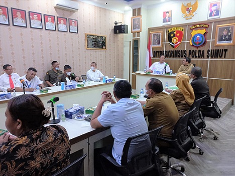 Rakor dalam rangka antisipasi naiknya harga bahan pokok penting (Bapokting) di ruang rapat Ditreskrimsus Polda Sumut. (Foto Romulo)