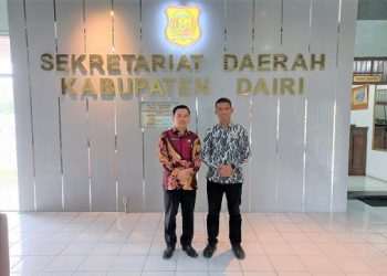 Suwarno Dirut PUD Pasar Medan dan Sekda Dairi Budianta Pinem. (Foto Romulo)