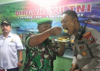 Kapolsek Medan Timur Kompol Rona Tambunan ST. SIK. MH, Camat Medan Perjuangan Zul Ahyudi Solin memberikan ucapan HUT TNI ke 77 di Mako Danramil 0102 Medan. (Foto Ist)