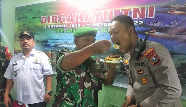 Kapolsek Medan Timur Kompol Rona Tambunan ST. SIK. MH, Camat Medan Perjuangan Zul Ahyudi Solin memberikan ucapan HUT TNI ke 77 di Mako Danramil 0102 Medan. (Foto Ist)
