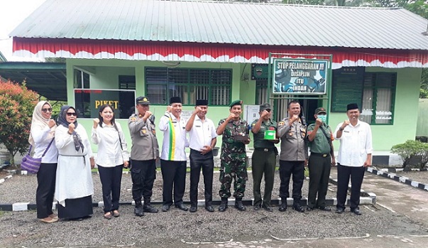 Kapolsek Datuk Bandar dan Sei Tualang Raso Berikan Suprise HUT TNI Ke 77 Ke Mako Koramil 17/DB