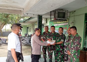 Kapolsek Tanjungbalai Selatan Bersama Camat Berikan Surprise HUT TNI Ke 77 di Koramil 09/Tanjungbalai
