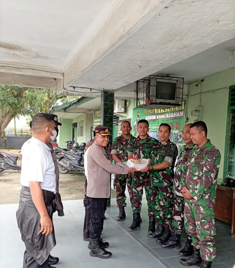 Kapolsek Tanjungbalai Selatan Bersama Camat Berikan Surprise HUT TNI Ke 77 di Koramil 09/Tanjungbalai