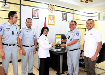 Wali Kota Siantar Susanti menerima cenderamata dari Kepala Jasa Raharja Cabang Sumut Thamrin Silalahi.