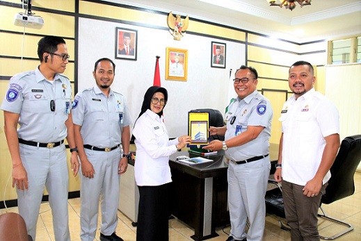 Wali Kota Siantar Susanti menerima cenderamata dari Kepala Jasa Raharja Cabang Sumut Thamrin Silalahi.