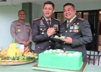Kapolrestabes Medan Kombes Pol Valentino Alfa Tatareda, SH, SIK memberikan surprise HUT ke-77 untuk Dandim 0201/Kota Medan Kolonel Inf Ferry Muzawwad, SIP, Msi. (Foto Ist)