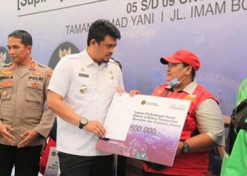 Walikota Medan, Bobby Nasution saat menyerahkan bantuan secara simbolis kepada masing-masing perwakilan pengemudi ojol, betor, dan angkot di Taman Ahmad Yani, Rabu (5/10). (Foto Ist)