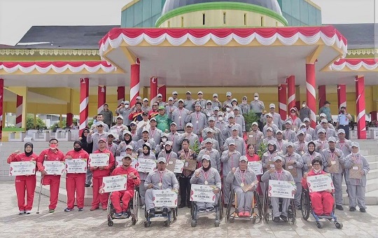 Gubernur Sumut Edy Rahmayadi bersama atlet dan pelatih paralimpik. (Foto Ist)