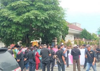 Aksi unjuk rasa Kepling se Kota Tebing Tinggi ke Kantor DPRD