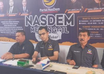 Ketua DPD Partai NasDem Medan, Afif Abdillah bersama sejumlah pengurus saat memberikan keterangan pendaftaran bakal calon legislatif (bacaleg) di DPD Partai NasDem Medan. (Foto Romulo)