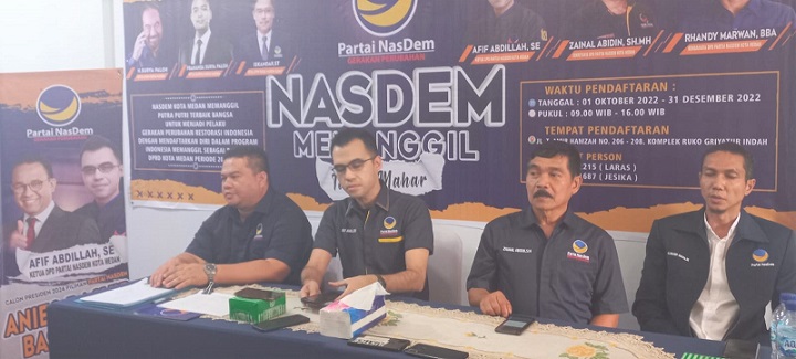 Ketua DPD Partai NasDem Medan, Afif Abdillah bersama sejumlah pengurus saat memberikan keterangan pendaftaran bakal calon legislatif (bacaleg) di DPD Partai NasDem Medan. (Foto Romulo)