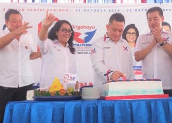 Ketua DPW Perindo Sumut Rudi Zulham Hasibuan didampingi sejumlah pengurus DPW antara lain Sekretaris J Donna Yulietta Siagian, Bendahara Januazir Chuwardi saat perayaan HUT ke-8 Partai Perindo di Kantor DPW Perindo Sumut, Sabtu (8/10/2022).  (Foto Romulo Sinaga)